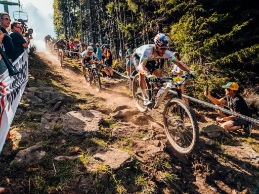 Wyścig mtb xc to adrenalina na kamienistym zjeździe. Kolarze walczą o każdy metr, a widzowie kibicują.