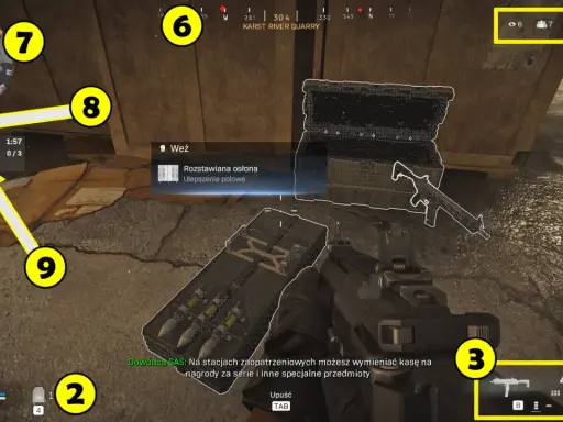 Gracz w Call of Duty Warzone zbiera łupy, celując w skrzynię z ulepszeniem polowym. W tle widać otwartą skrzynię z bronią.