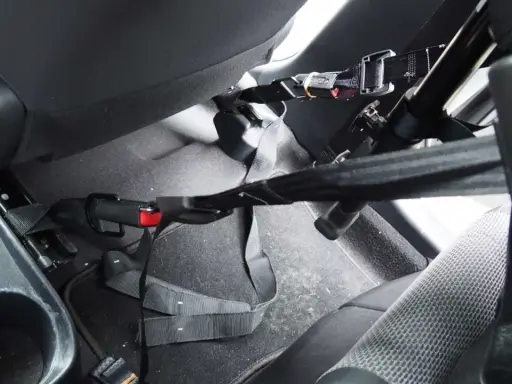 Widok na pasy bezpieczeństwa i mocowanie isofix w aucie. Gotowi na podróż!