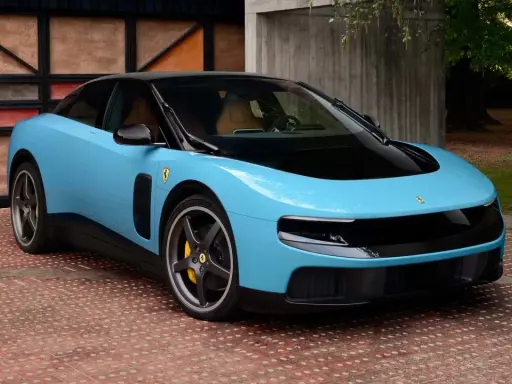 Ein hellblauer Ferrari mit schwarzem Dach und Felgen steht auf einem roten Ziegelstein-Muster. Neue Ferrari-Nachrichten über dieses Modell sind heiß begehrt.