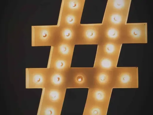 Un grande simbolo cancelletto illuminato da lampadine, un vero #portrait di luce e tendenza.
