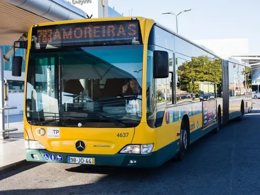 Gelber Flughafenbus am Lissabon Flughafen, bereit für die Fahrt in die Innenstadt.