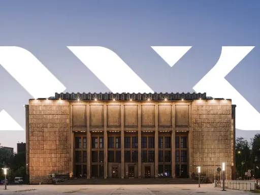 Monumentalna fasada Muzeum Narodowego w Krakowie przy Alei 3 Maja, oświetlona wieczorem.