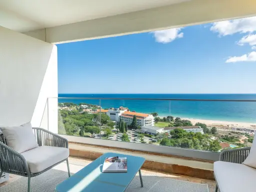 Balkon mit Meerblick in Portugal. Hier finden Sie außergewöhnliche Unterkünfte mit entspannter Atmosphäre und atemberaubender Aussicht.