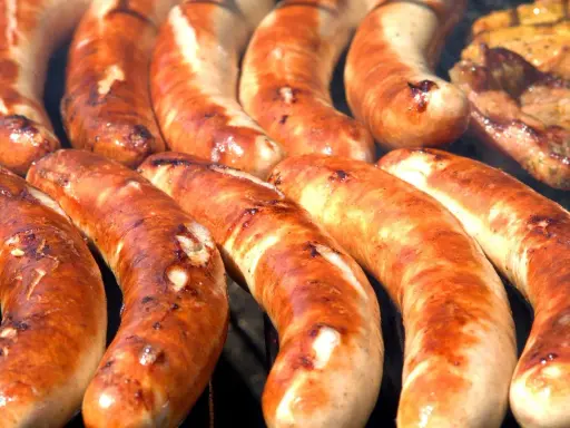 Grillowana kiełbasa na ruszcie, rumiana i soczysta.