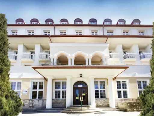 Sanatorium Jadwiga w Lądku Zdroju, z charakterystycznymi arkadami i balkonami, zaprasza na wypoczynek.