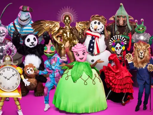 Masked Singer Sverige: En grupp fantasifulla karaktärer, från en haj i pirathatt till en blomma och en lejonman, redo att sjunga.