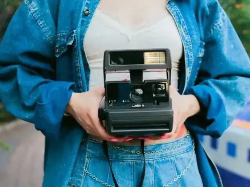 Jak wybrać aparat natychmiastowy? Instax vs Polaroid i koszty