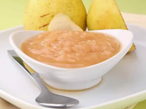 Compote de pommes maison, prête pour la conservation. Un délice fruité à déguster toute l'année.