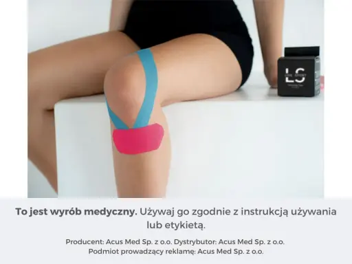 Kolano z niebieskimi i różowymi tejpy. Pomoc w regeneracji po wysiłku.