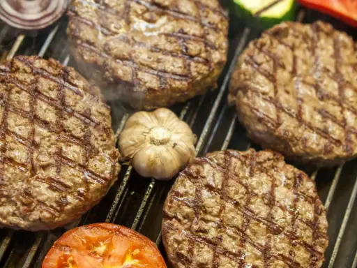 Ile smażyć burgera? Czas i sekrety soczystego mięsa!