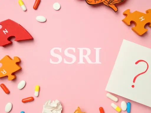 Pigułki, puzzle z literami i znak zapytania. Co to SSRI?
