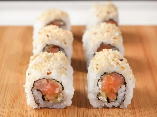 Sushirullar med lax och sesamfrön, perfekt för ett sushiris recept.