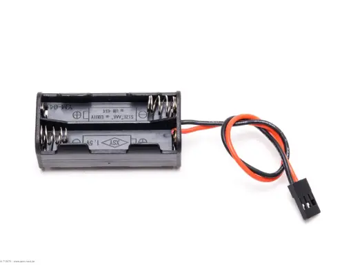 Schwarzer Halter für vier AAA-Batterien, bereit für die akku reihenschaltung. Mit roten und schwarzen Kabeln sowie einem Stecker.