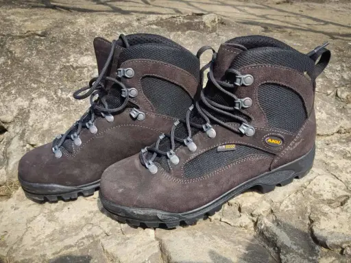 Brązowe buty trekkingowe Aku Camana Fitzroy, gotowe na górskie wyzwania.