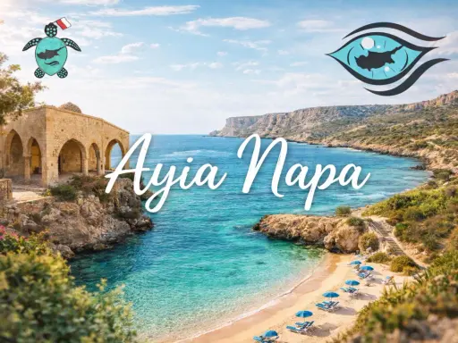 Piękna zatoka z turkusową wodą, piaszczysta plaża z leżakami i parasolami, ruiny budowli i klify. Ayia Napa atrakcje zapraszają!