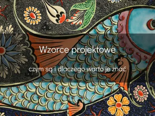 Wzorce projektowe, niczym elementy oprogramowania obiektowego wielokrotnego użytku, zdobią tę ceramiczną rybę.