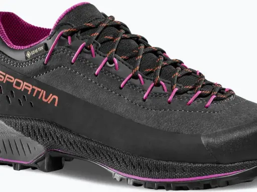 Czarny but trekkingowy La Sportiva TX4 Evo z fioletowymi akcentami i sznurówkami. Idealny na górskie wyprawy.