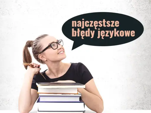 Dziewczyna z okularami i kucykiem zastanawia się nad najczęstszymi błędami językowymi, siedząc przy stosie książek.