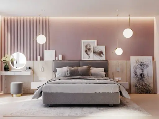 Elegante camera da letto rosa antico e grigio con letto imbottito, specchio rotondo illuminato e opere d'arte astratte.