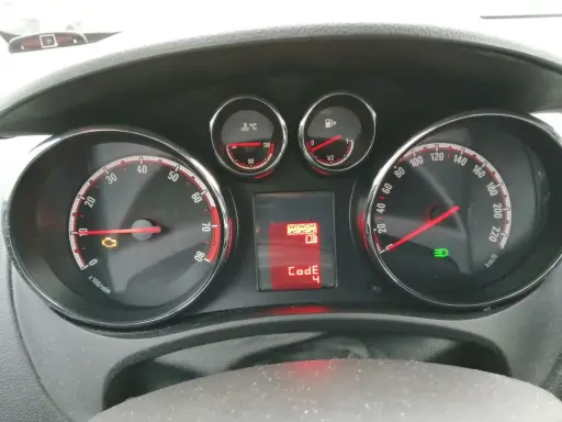 Opel Meriva, kontrolka silnika i kod 82 na wyświetlaczu. Prędkościomierz i wskaźnik paliwa.