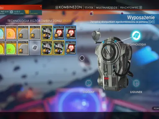 Interfejs gry No Man's Sky, pokazujący ekwipunek egzokombinezonu. Widoczne moduły technologiczne, takie jak "Kinetyczny: Siła" i "Próżnia: Dren", mogą być kluczowe dla spełnienia wymagań gry.