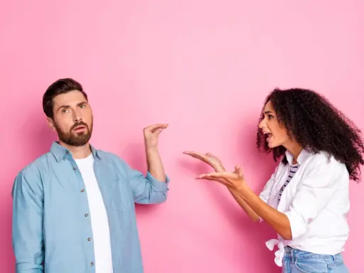 Pareja discutiendo. Ella le reclama, él no sabe qué hacer cuando tu pareja te ignora.