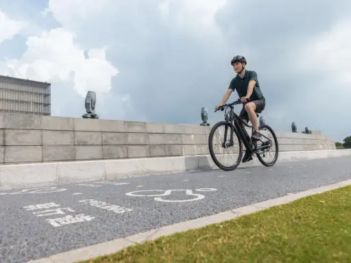 Mężczyzna na rowerze pokonuje trasę. Zastanawiasz się, ile kalorii spalisz na 18 km na rowerze?