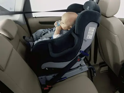Bebé seguro en su silla de coche, listo para viajar. Aprende como llevar a un bebe en el coche correctamente.