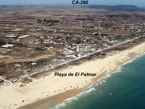 Luftaufnahme des Strandes von Vejer de la Frontera, Playa de El Palmar, mit dem Dorf El Palmar im Hintergrund.