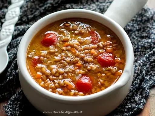 Minestra di Farro: Ricetta Classica e Varianti Salutari