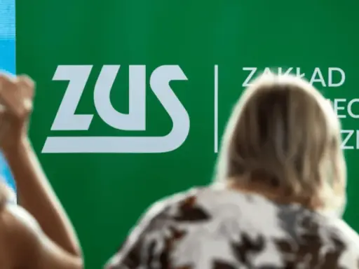 Ludzie słuchają o składce zdrowotnej 2026 przy zielonym logo ZUS.