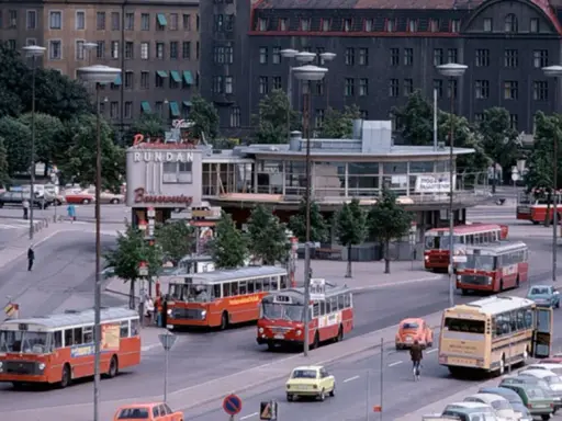 Trafikscen med bussar och bilar vid restauranger norra Bantorget.