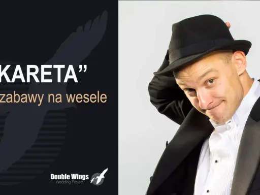 Uśmiechnięty mężczyzna w czarnym fraku i kapeluszu, gotowy na zabawną weselną kareta.