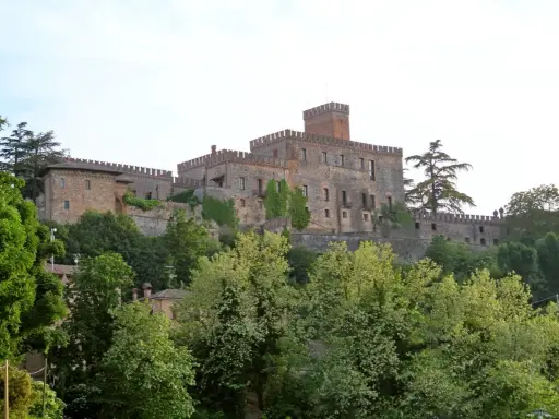 Castello medievale su una collina, un'idea per cosa vedere a Parma e dintorni in 3 giorni.