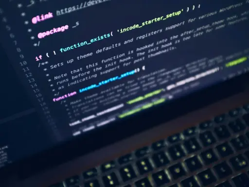 Kod źródłowy z funkcją `incode_starter_setup`, która obsługuje różne funkcje WordPressa. Widać fragmenty kodu, w tym warunek `if` i komentarze, sugerujące użycie `switch case` do zarządzania logiką.