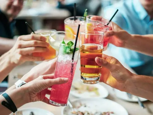 Radosne toasty kolorowymi drinkami i piwem. Czyżby to początek wieczoru, czy już nagły spadek tolerancji na alkohol?