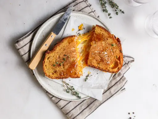 Perfektes gegrilltes Käsesandwich-Rezept: goldbraunes Brot, geschmolzener Käse, frischer Thymian und grobes Salz.