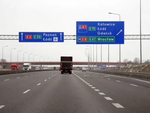 Droga szybkiego ruchu z tablicami kierunkowymi do Poznania, Łodzi, Katowic, Gdańska i Wrocławia.