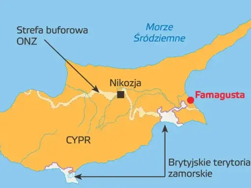 Mapa Cypru z zaznaczoną strefą buforową ONZ, Nikozją i Famagustą. Pokazuje podział wyspy na część grecką i turecką.
