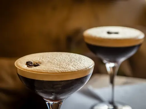 Drinki z kawą: Espresso Martini, Irish Coffee i inne. Zaskocz smakiem!