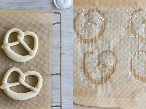 Rohe und gebackene Brezeln auf Backpapier. Links ungeborene, rechts bereits gebackene Brezeln, die zeigen, wie sie aufbacken.