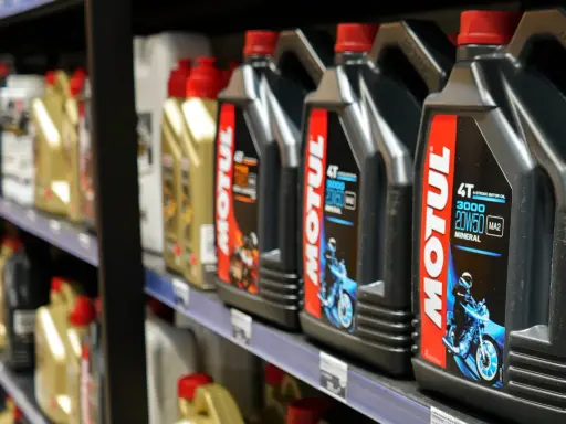Huiles moteur Motul 4T 3000 20W50 Mineral, parfaites pour votre Honda 4 temps.