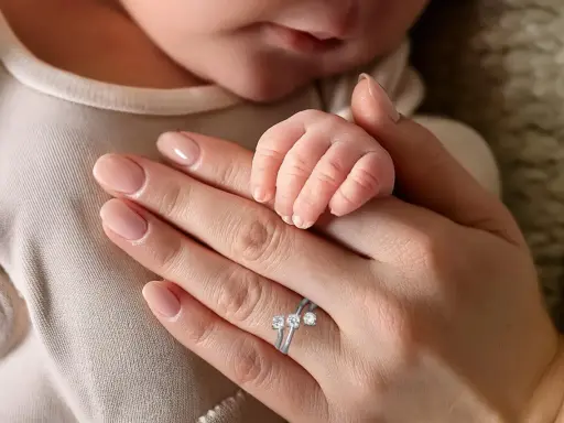 Un anello nascita primo figlio, un gioiello prezioso che celebra la tradizione e l'amore per un nuovo arrivo.