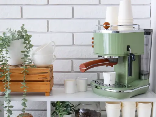 Máquina de café verde estilo retro, tazas apiladas y planta colgante. Un rincón del café listo para disfrutar.