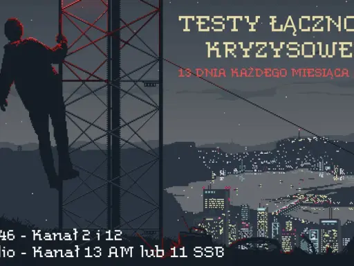 Sylwetka człowieka na wieży transmisyjnej podczas test łączności kryzysowej. Miasto nocą w tle.