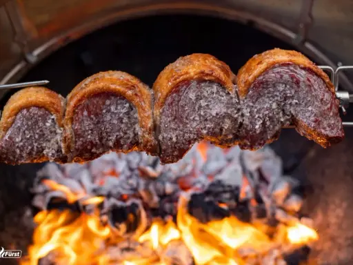 Saftiges Picanha am Spieß über glühender Kohle. Perfekt zum Picanha grillen für ein unvergessliches Geschmackserlebnis.