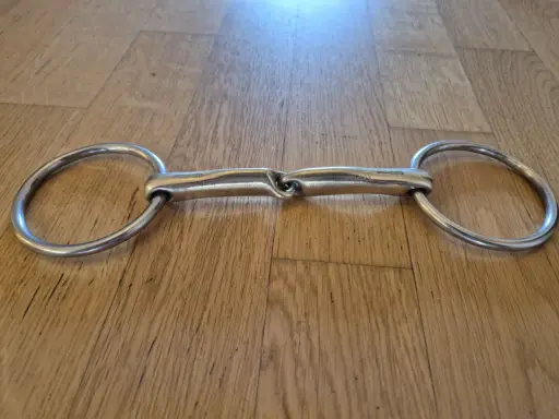 Sprenger Novocontact Gebiss auf Holzboden. Gute Erfahrungen mit diesem Gebiss für mein Pferd.