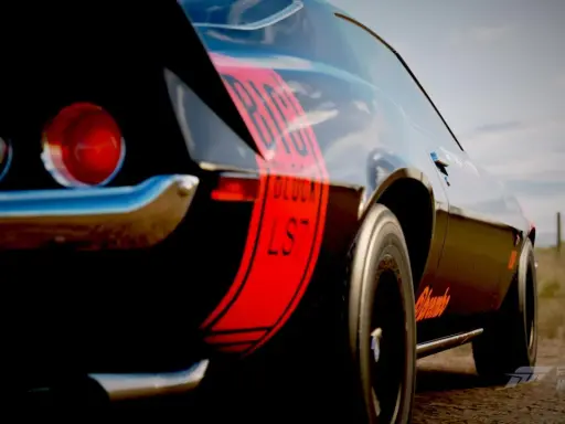 Czarny klasyk z napisem "BIG BLOCK LS7" na błotniku, gotowy do wyścigu w Forza Horizon 3.