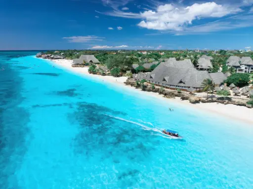 Rajska plaża na Zanzibarze, turkusowa woda i słońce. Idealna pogoda w grudniu na wakacje.
